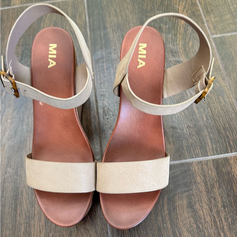 MIAโSIENNA-WEDGE SANDAL Women's Tan WedgeโSandals
New sz 10